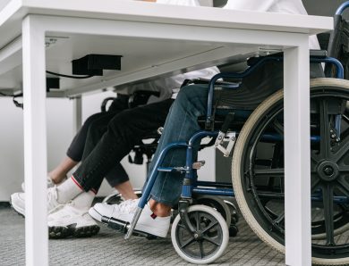 Comment choisir un fauteuil roulant électrique pliable pour un parent âgé ?