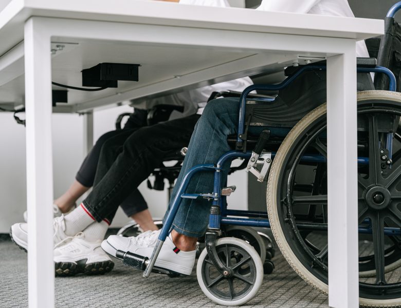 Comment choisir un fauteuil roulant électrique pliable pour un parent âgé ?