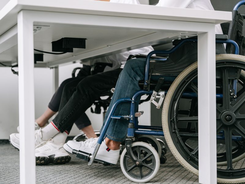 Comment choisir un fauteuil roulant électrique pliable pour un parent âgé ?
